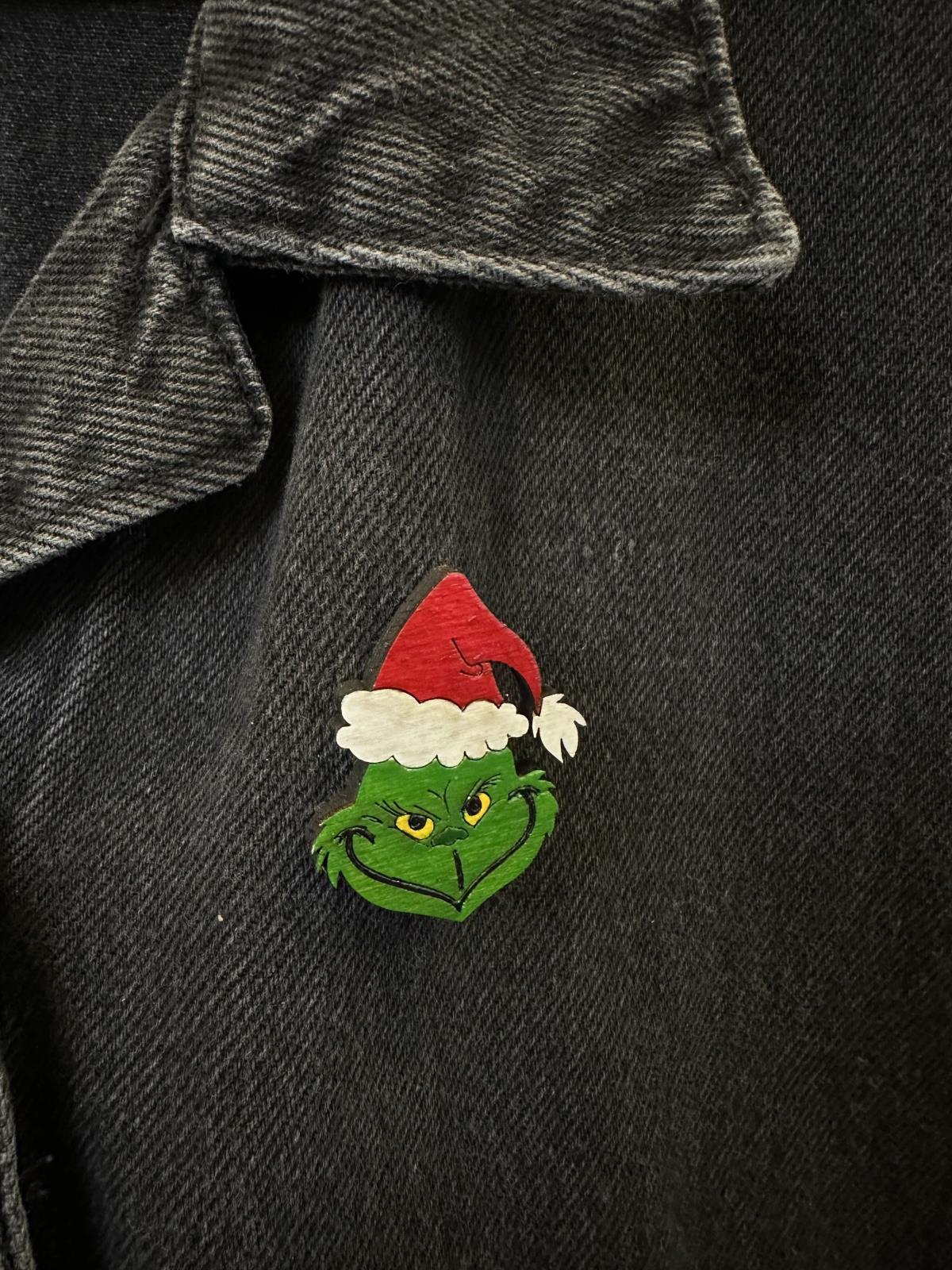 Noel Şapkalı Grinch Yılbaşı Temalı Ahşap El Boyaması Broş